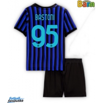 Inter Milan Alessandro Bastoni #95 Hjemmedraktsett Barn 2025-26 Kortermet (+ Korte bukser)